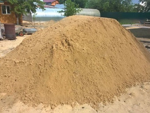 Куча карьерного песка